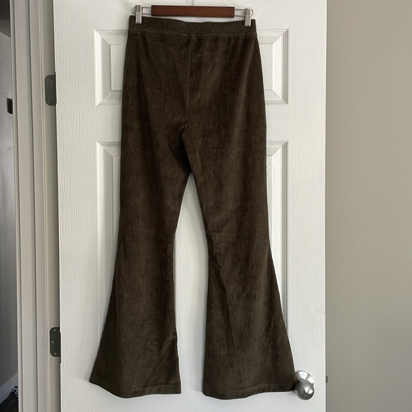 NWT Aerie Groove On Velour Flare Pants in Olive Green - Picture 6 of 6